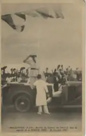 Photo of Charles de Gaulle greeting before getting out of car.